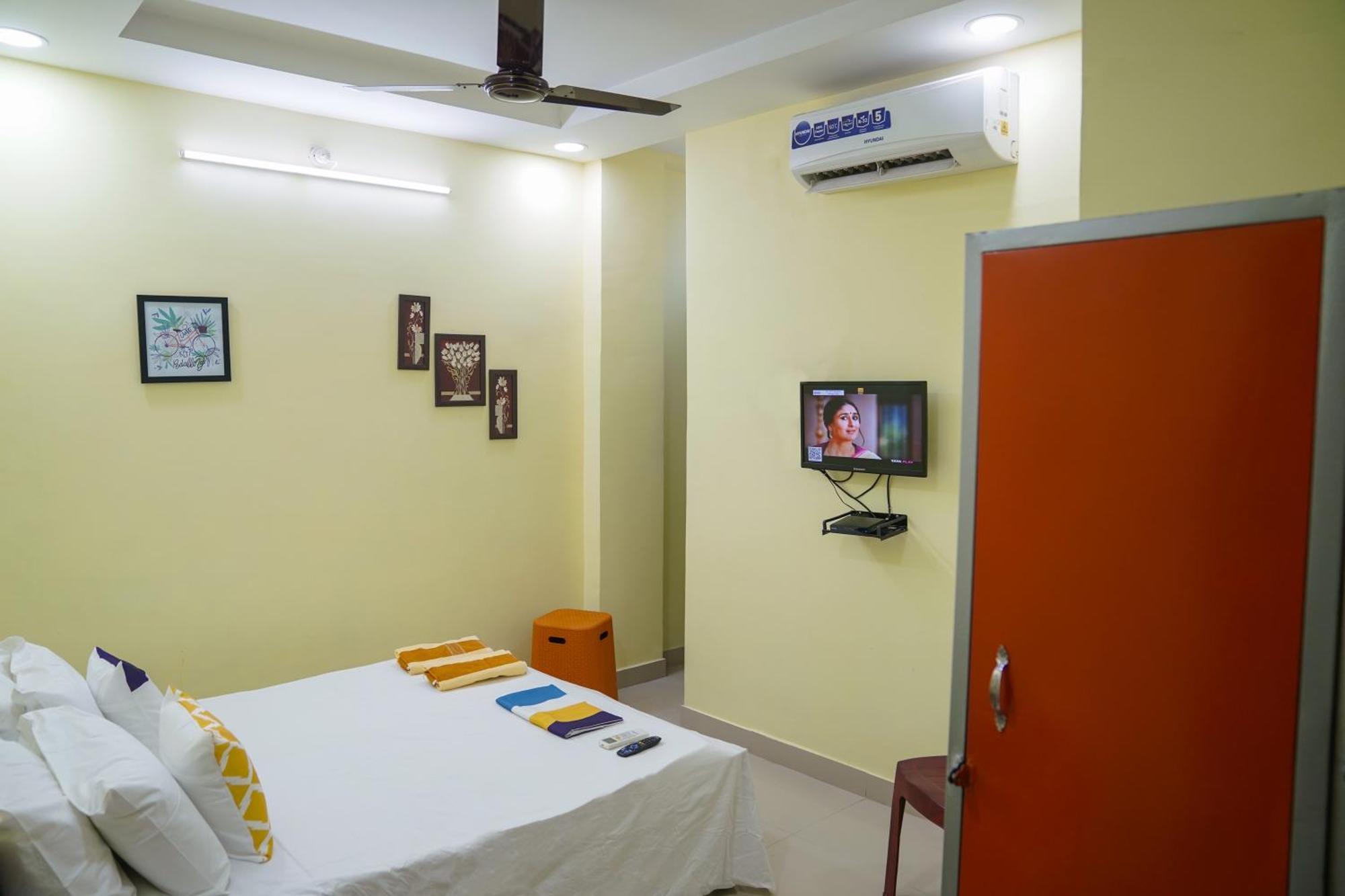 Hotel Yellow Bells Hyderabad Exterior photo